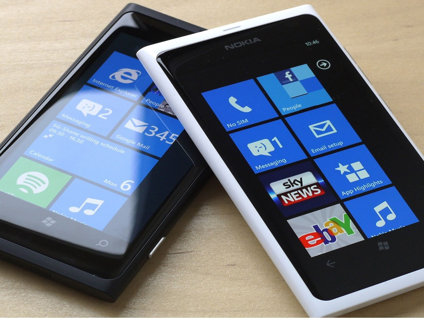 Чёрная и белая Nokia Lumia 800