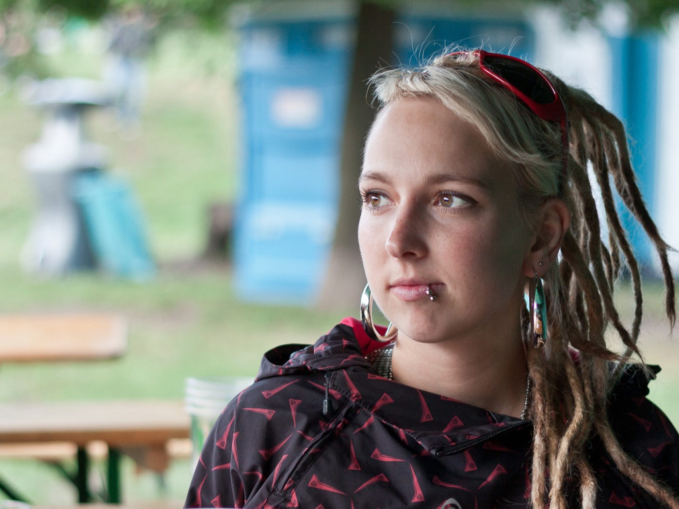 Девушка блондинка с дредами и пирсингом в губе