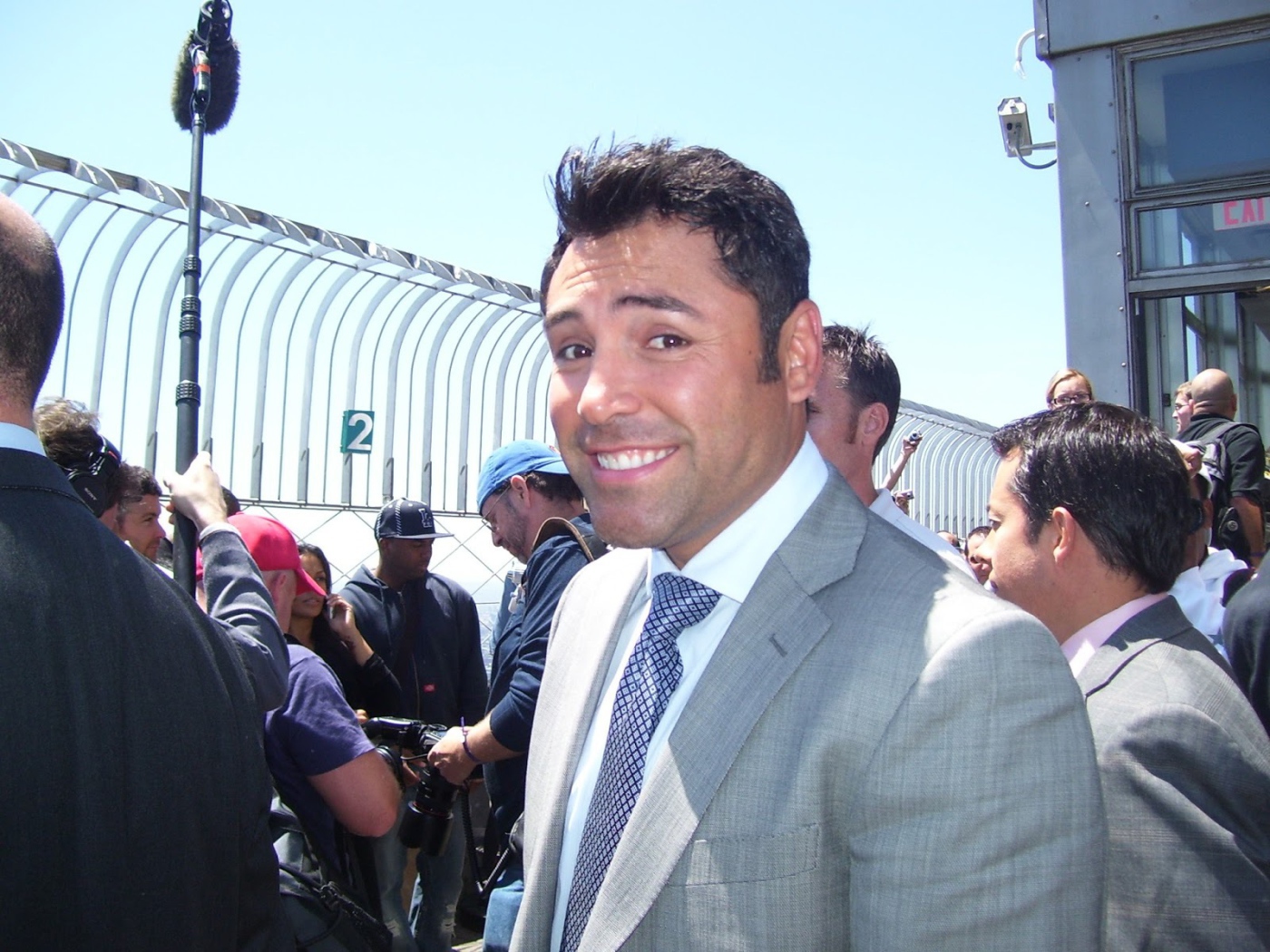 Боксер Оскар Дела Хойя в серебряном костюме