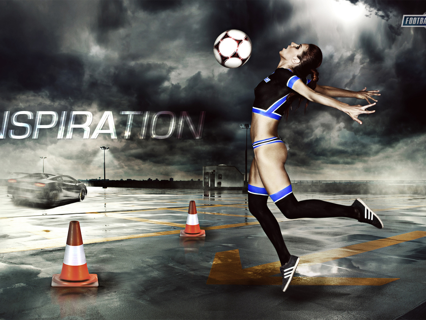 Брюнетка с футбольным мячом