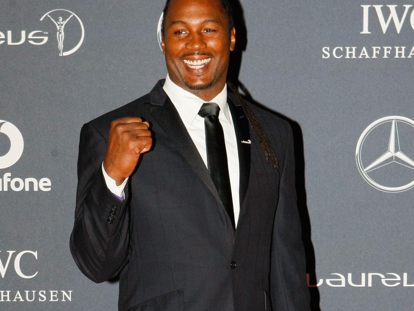 Известный боксер Леннокс Льюис в черном костюме