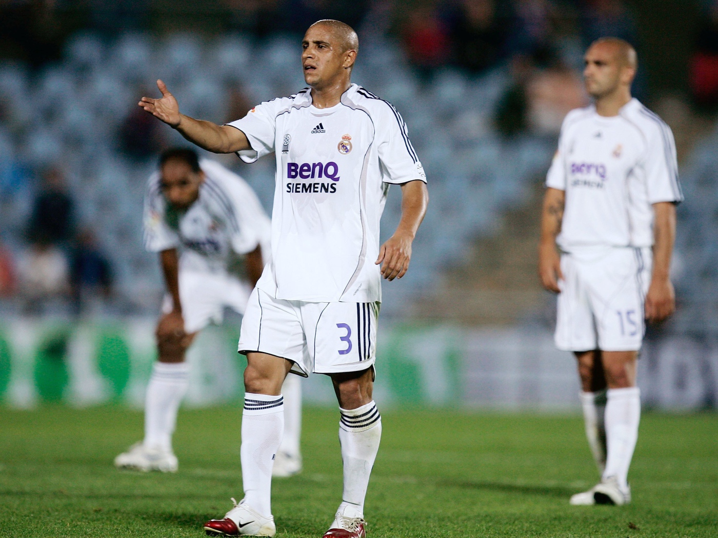 Футбольная легенда Роберто Карлос на поле в середине игры