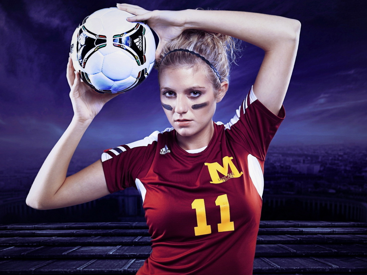 Футболистка со светлыми волосами