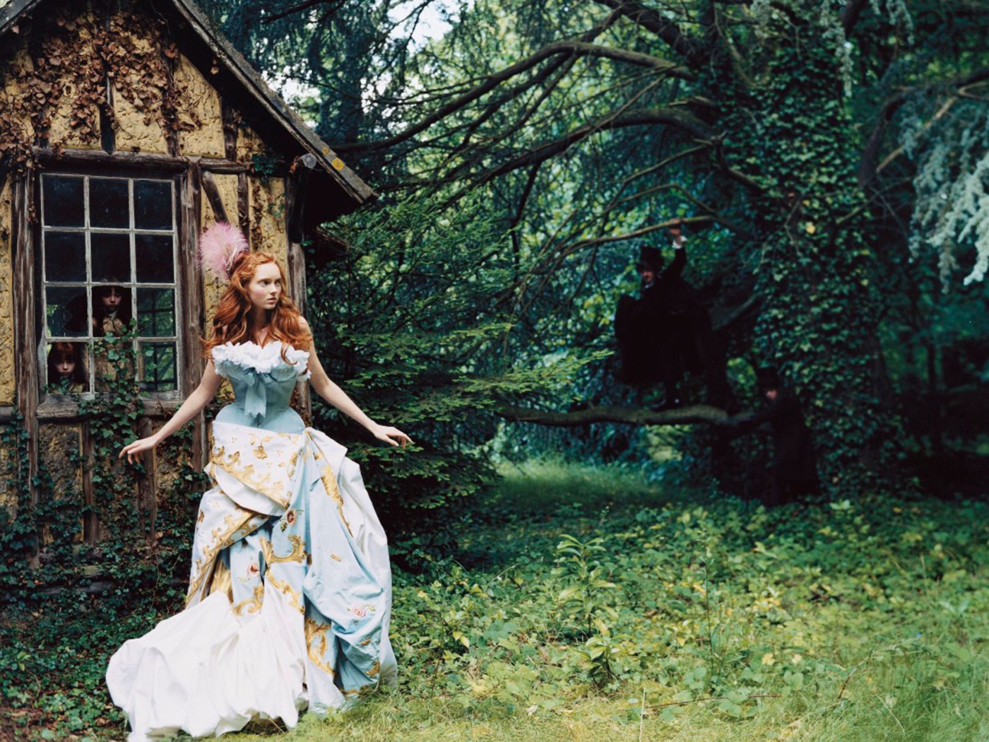 Призраки за окном дома