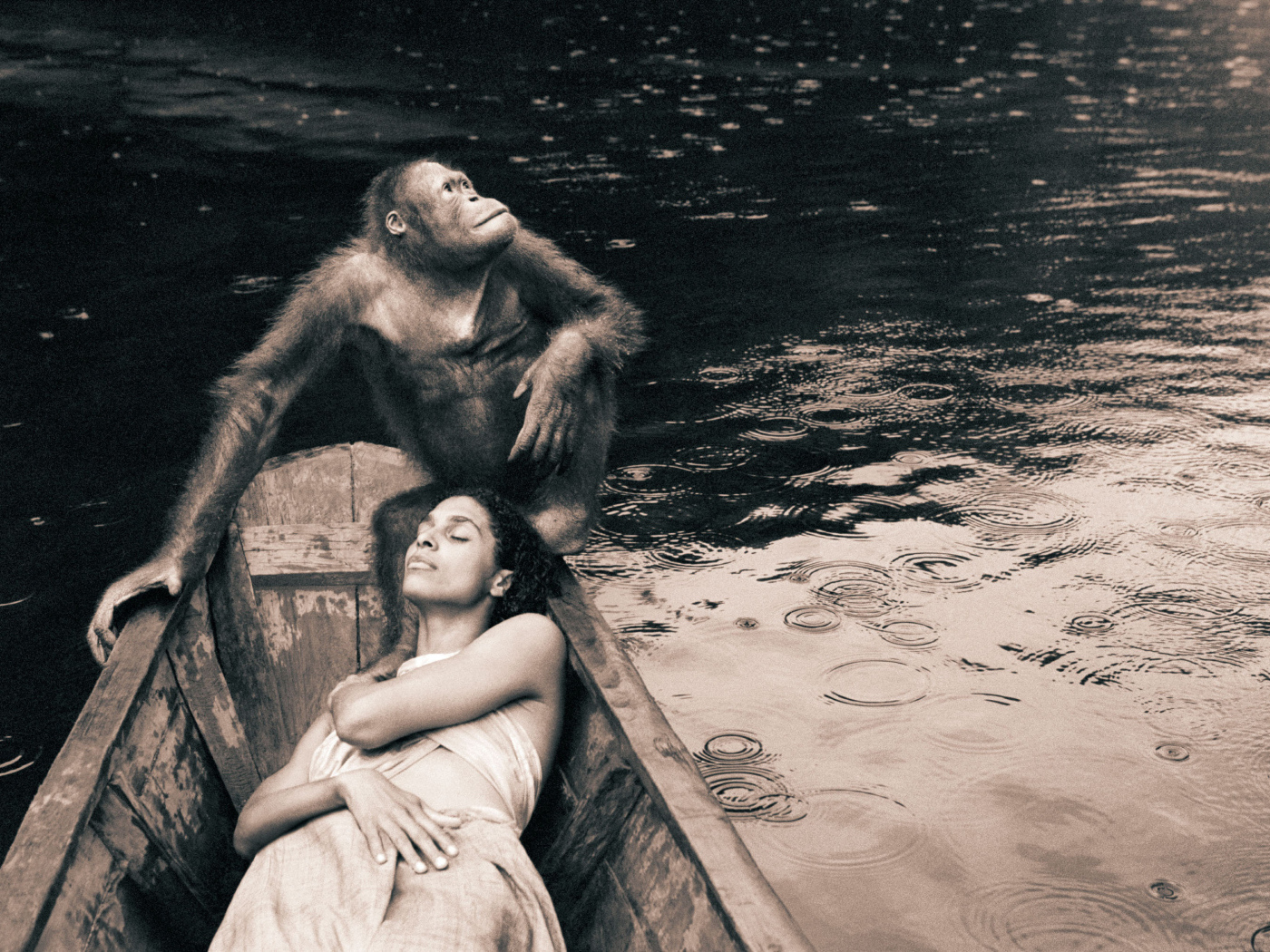 Девушка в лодке с обезьяной