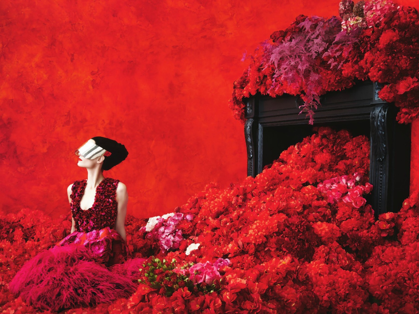 Девушка в красных цветах на красном фоне