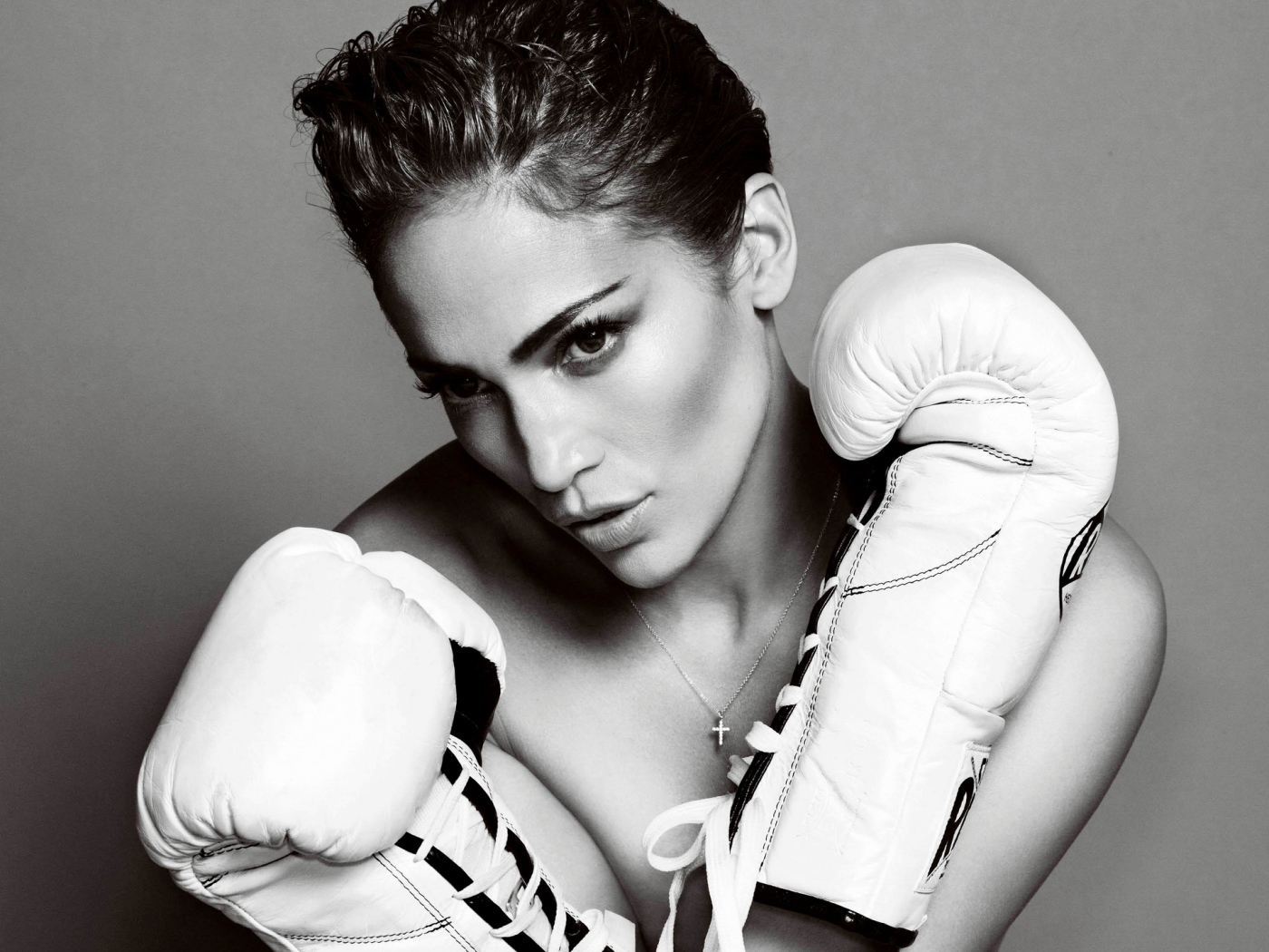 Девушка в белых боксерских перчатках