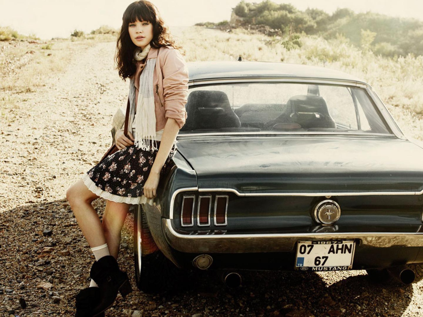 Девушка рядом с ретро машиной