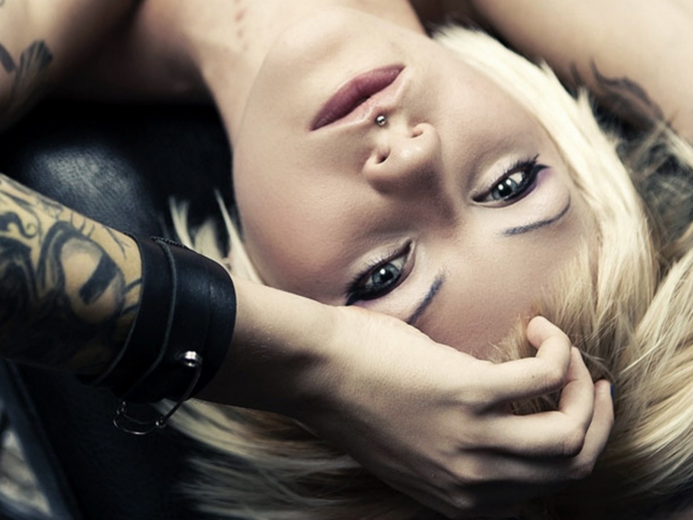 Девушка с тату на руке