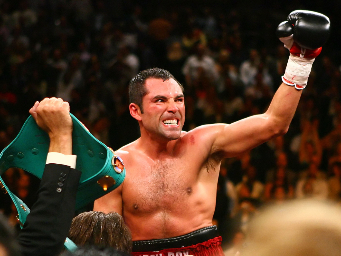 Легендарный боксер Оскар Дела Хойя выиграл бой