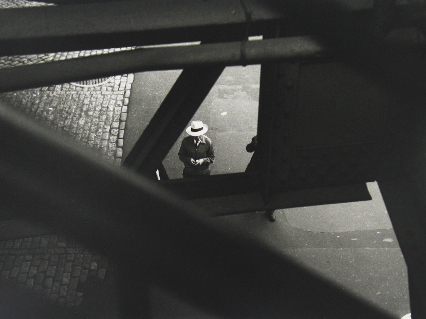 Мужчина с сигаретой, ретро фотография