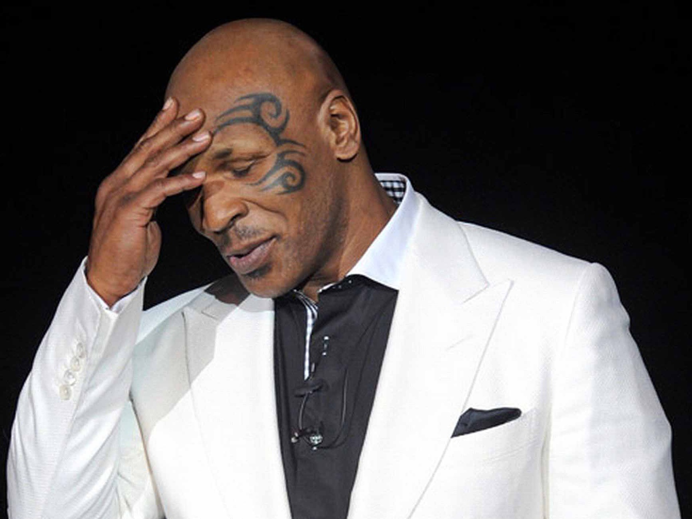 Майк Тайсон в белом костюме