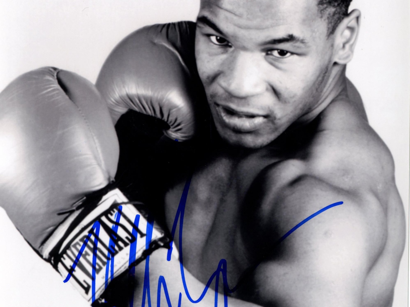 Майк Тайсон в темных тонах