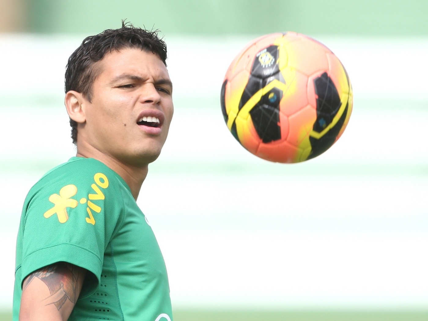 ПСЖ Тиаго Силва смотрит на мяч