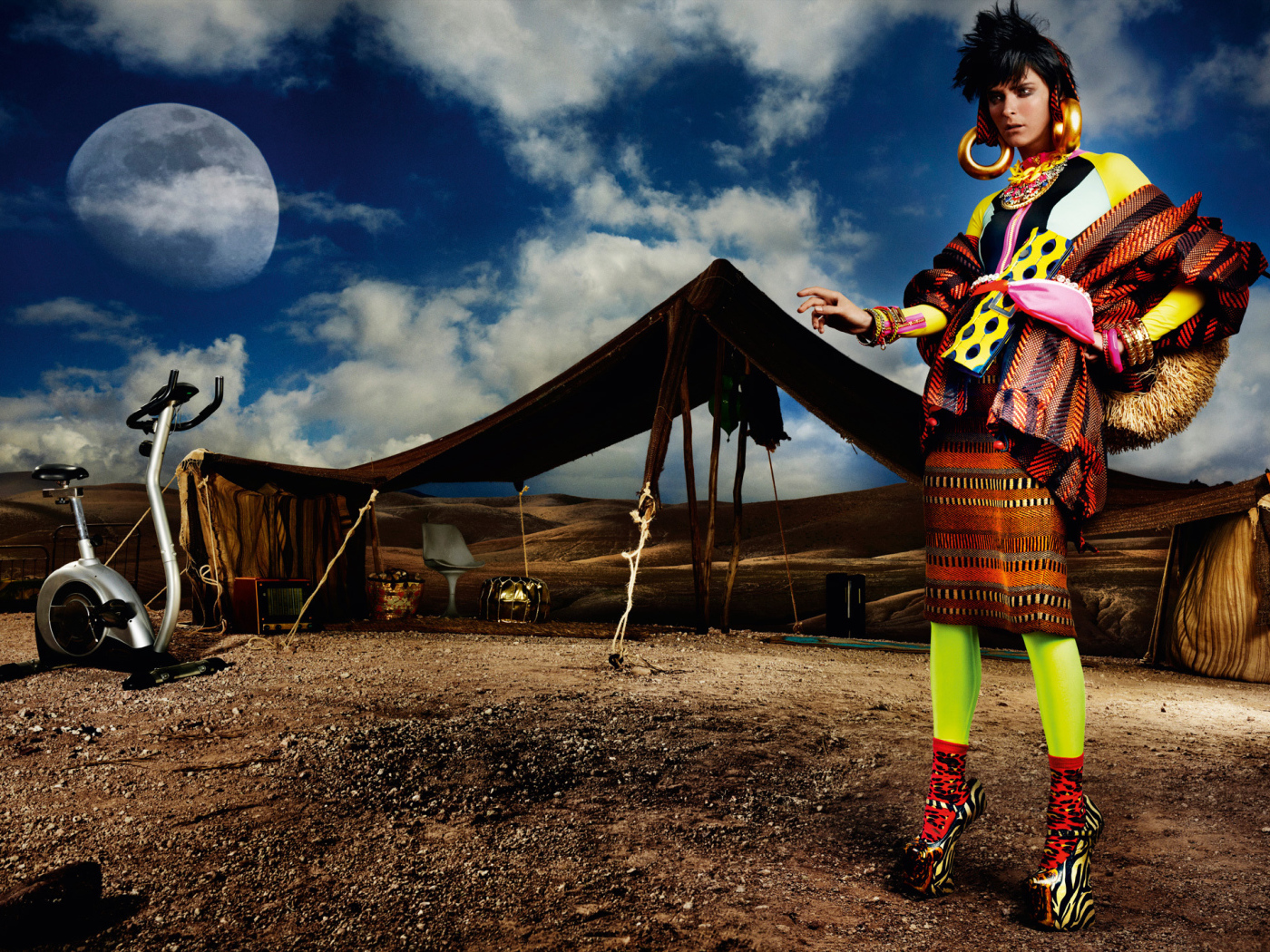 Фотография девушки в яркой одежде