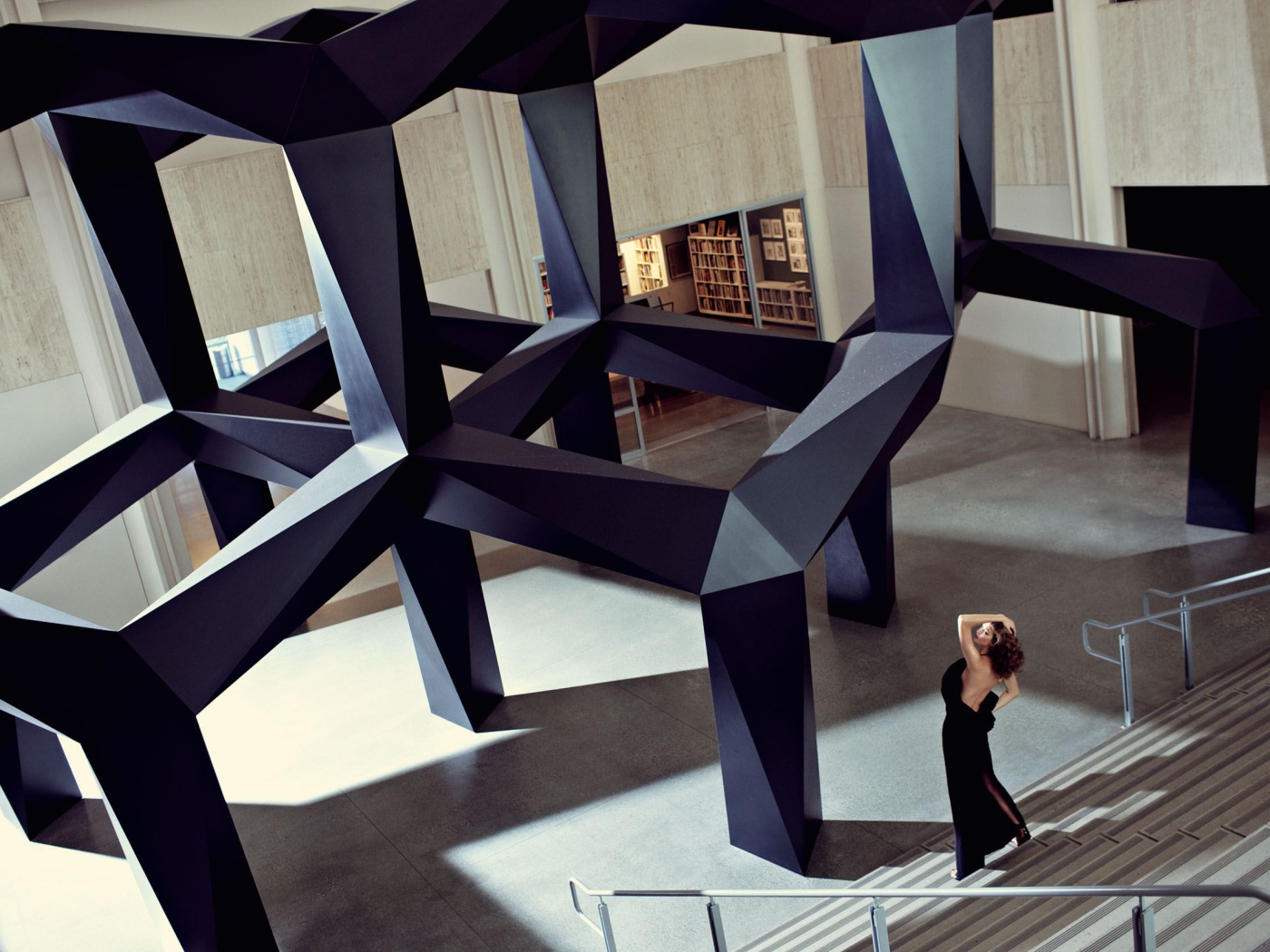 Фотография девушки на фоне креативной конструкции