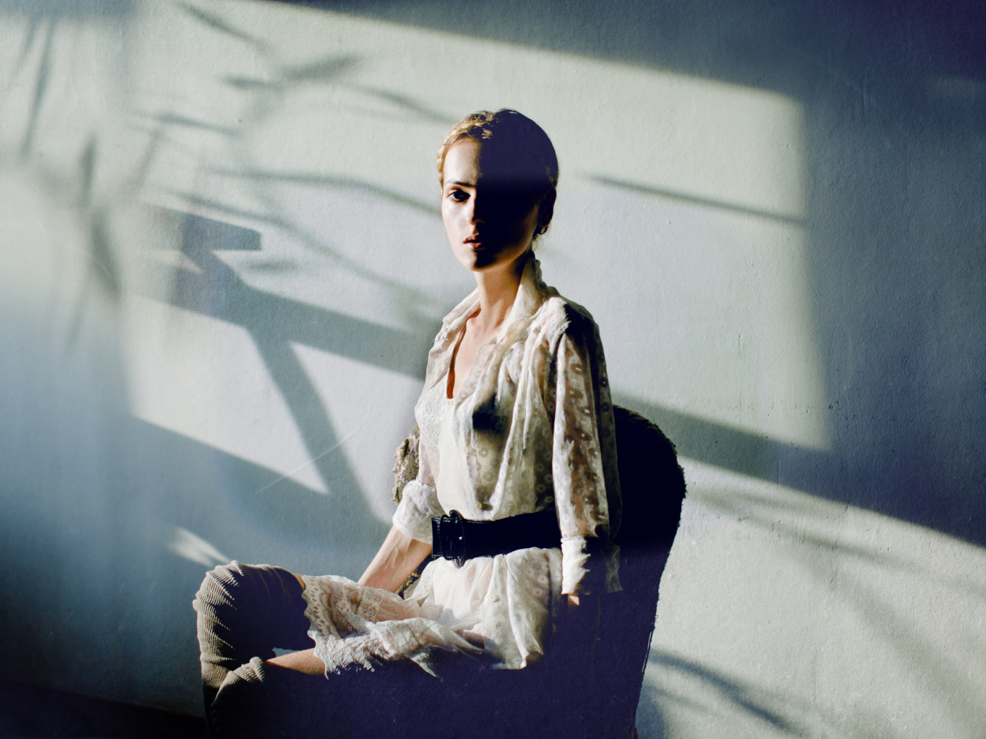 Фотография девушки на фоне белой стены