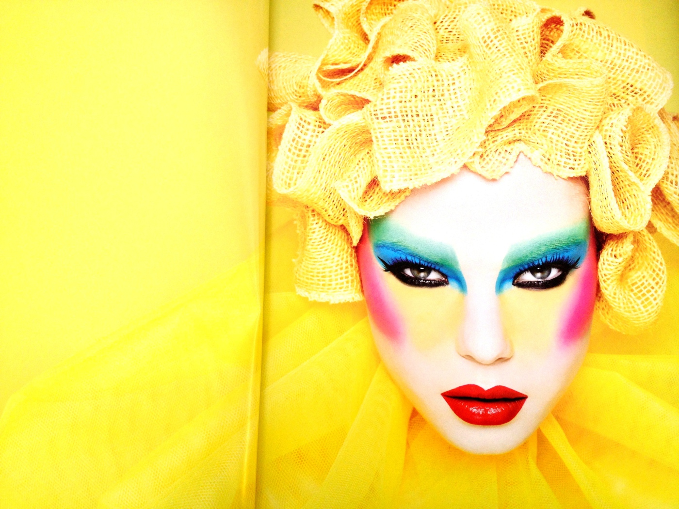 Фотография яркой девушки