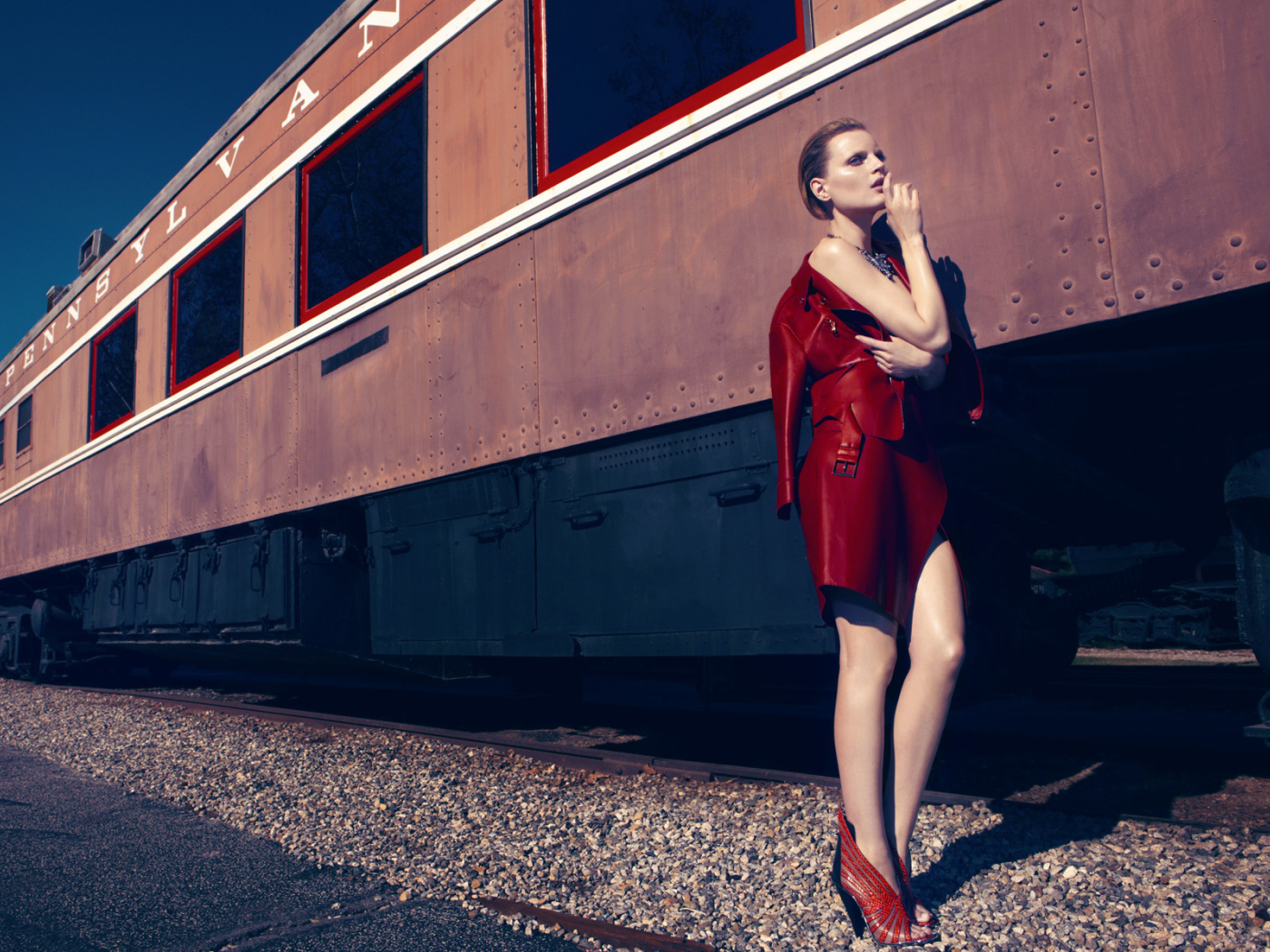 Фотография девушки на фоне поезда