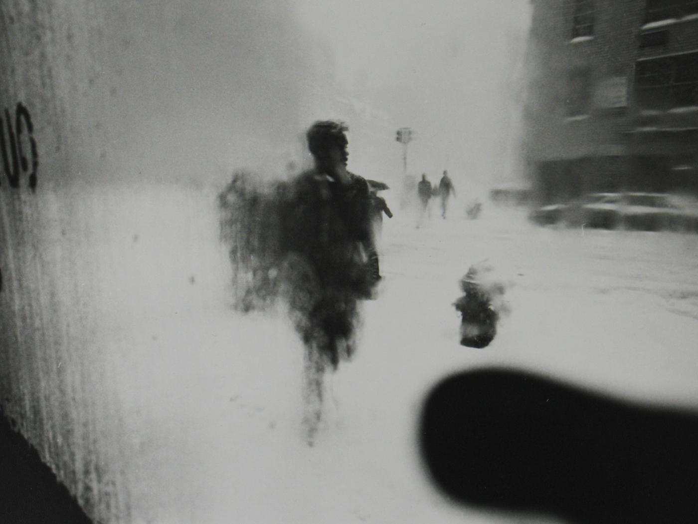 Фотография людей в заснеженном городе