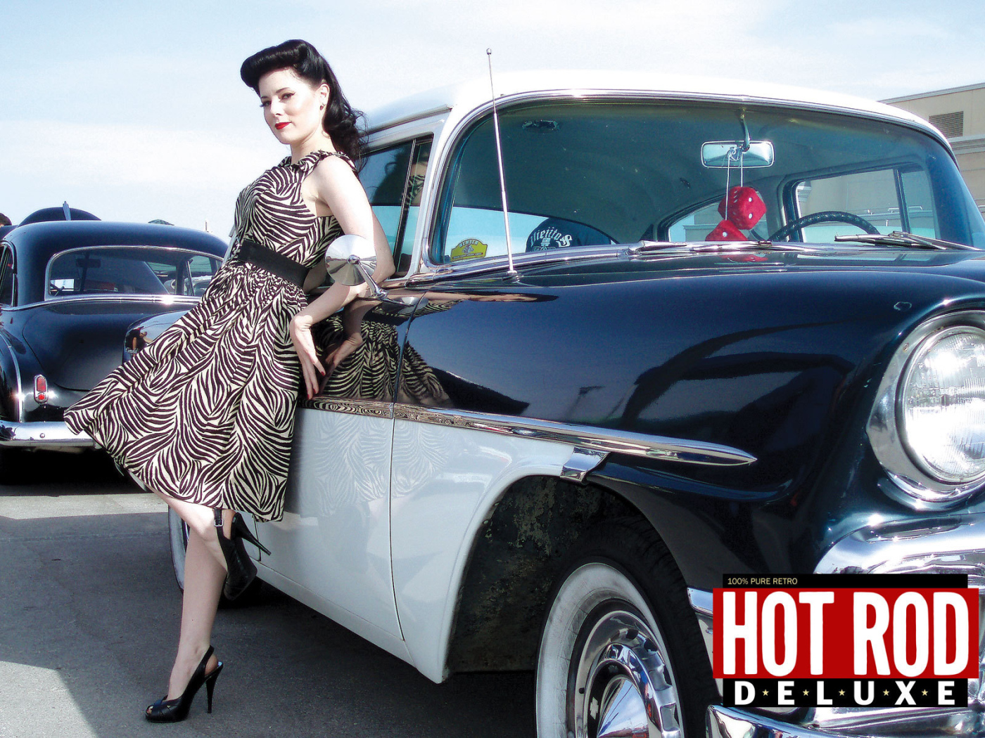 Пин Ап девушка возле ретро автомобиля из прошлого