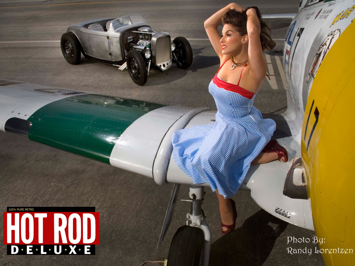 Пин ап девушка на крыле самолета
