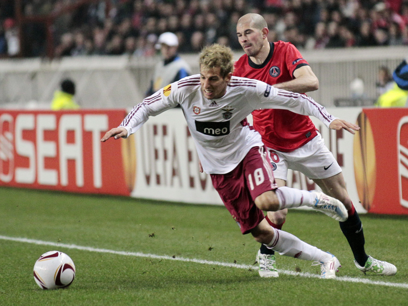 Реал Мадрид Фабиу Коэнтрау борется за мяч