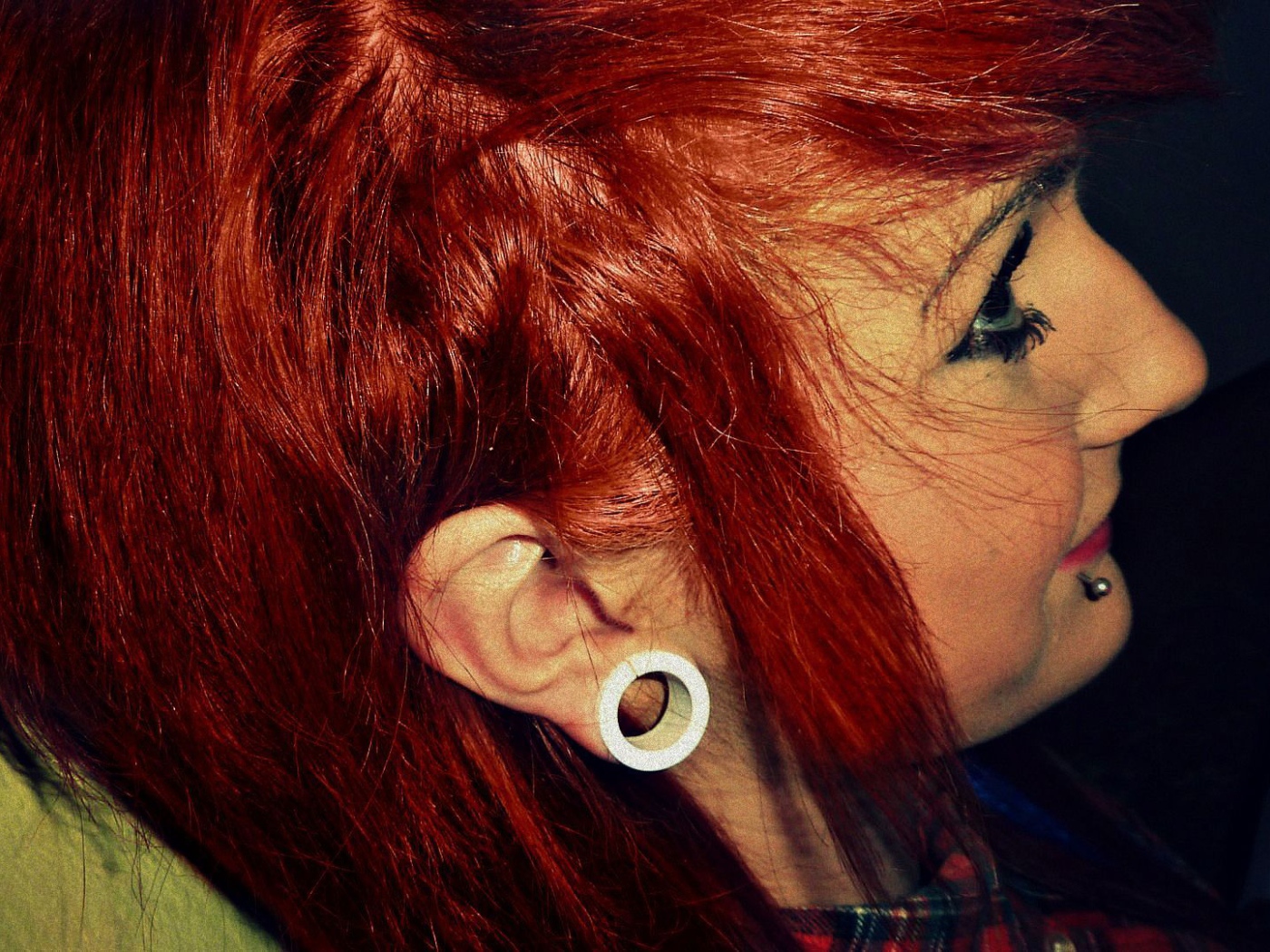 Девушка рыжеволосая с пирсингом в губе