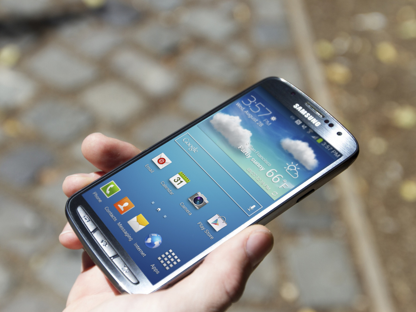 Samsung Galaxy S4 Active в руке