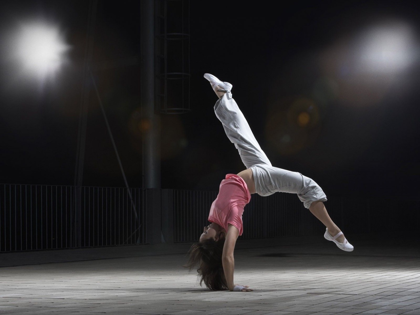 Спортивная девушка в розовом топике