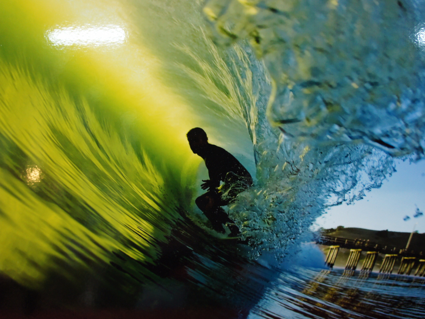 Сёрфер на волне