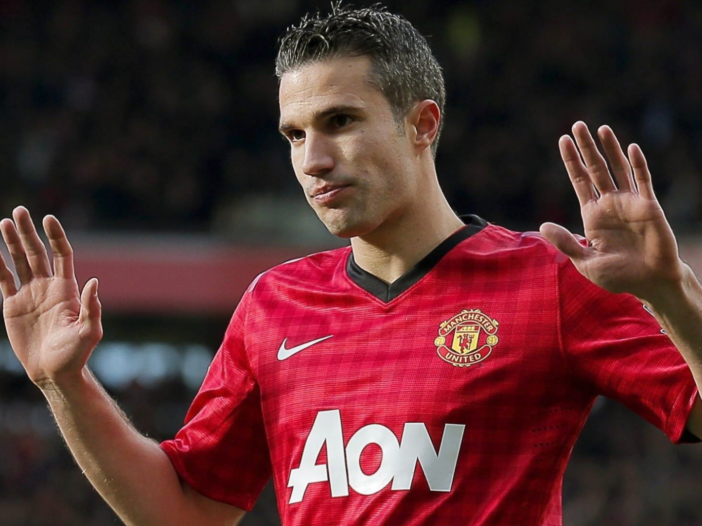 Нападавший игрок Манчестер Юнайтед Робин ван Перси получил желтую карточку