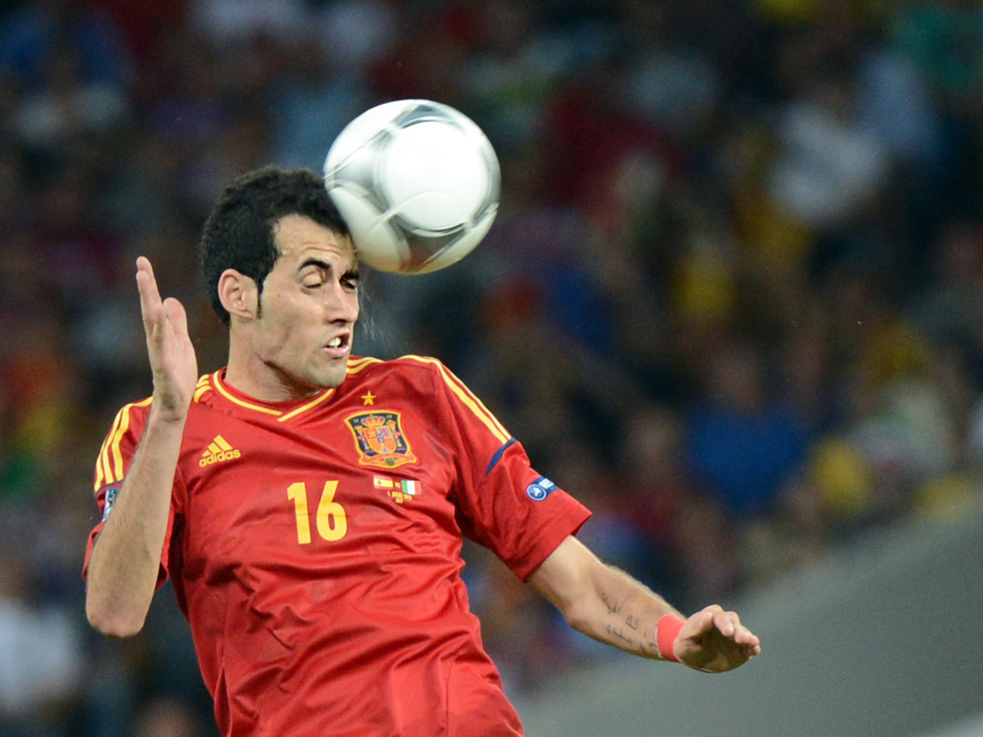 The best football player of Barcelona Sergio Busquets strikes with his head