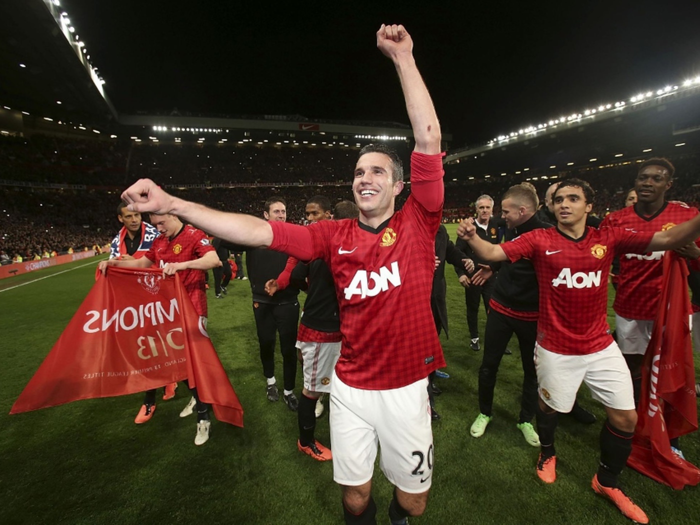 Лучший футболист Манчестер Юнайтед Робин ван Перси и его команда