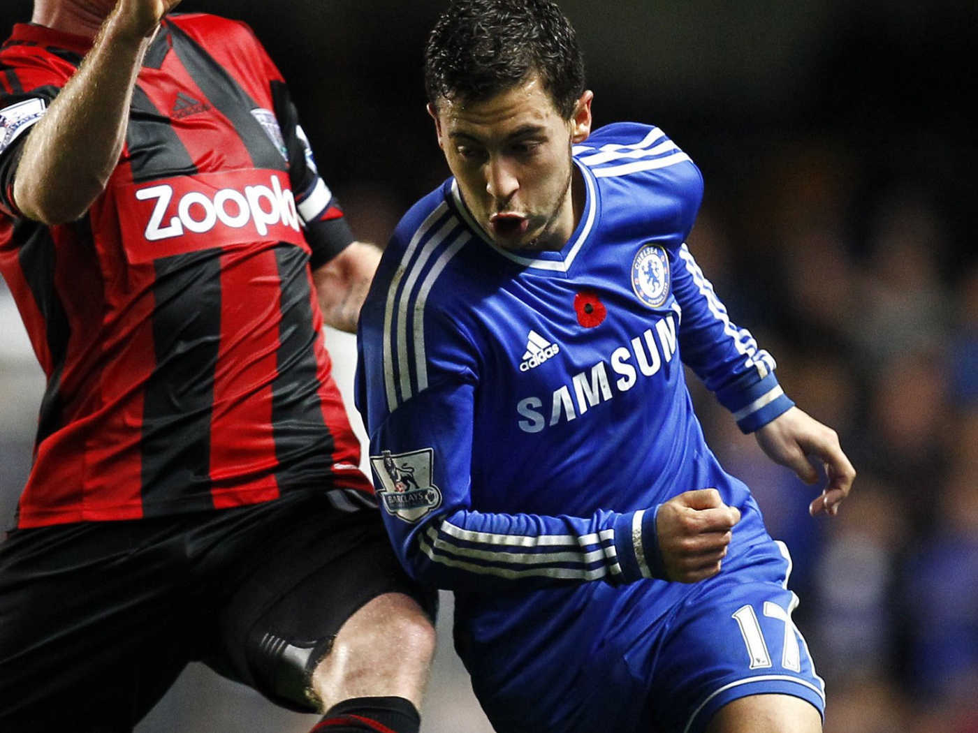  Лучший полузащитник Челси Эден Азар борется за мяч