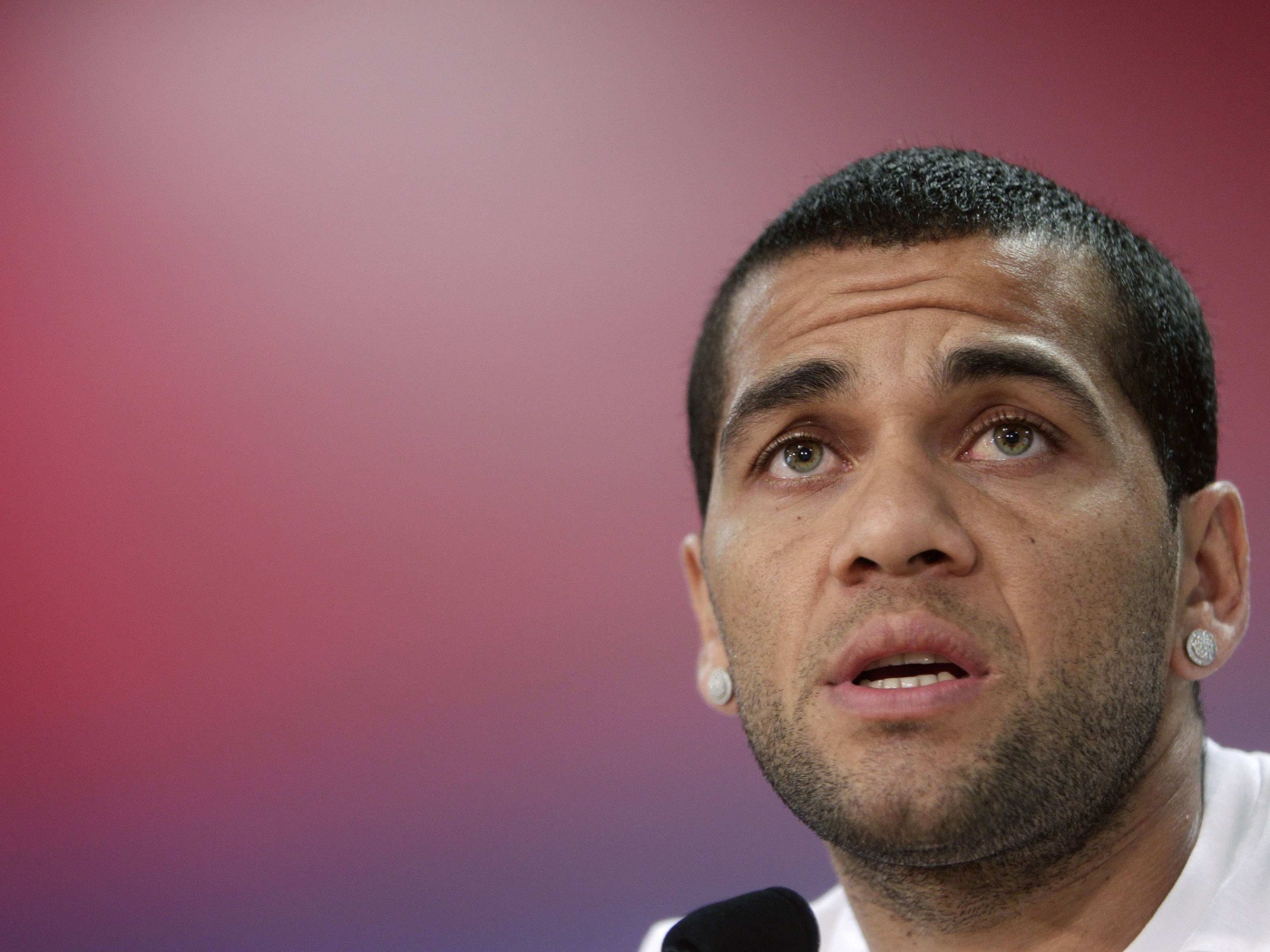 Футболист Барселоны Даниэл Алвес крупным планом