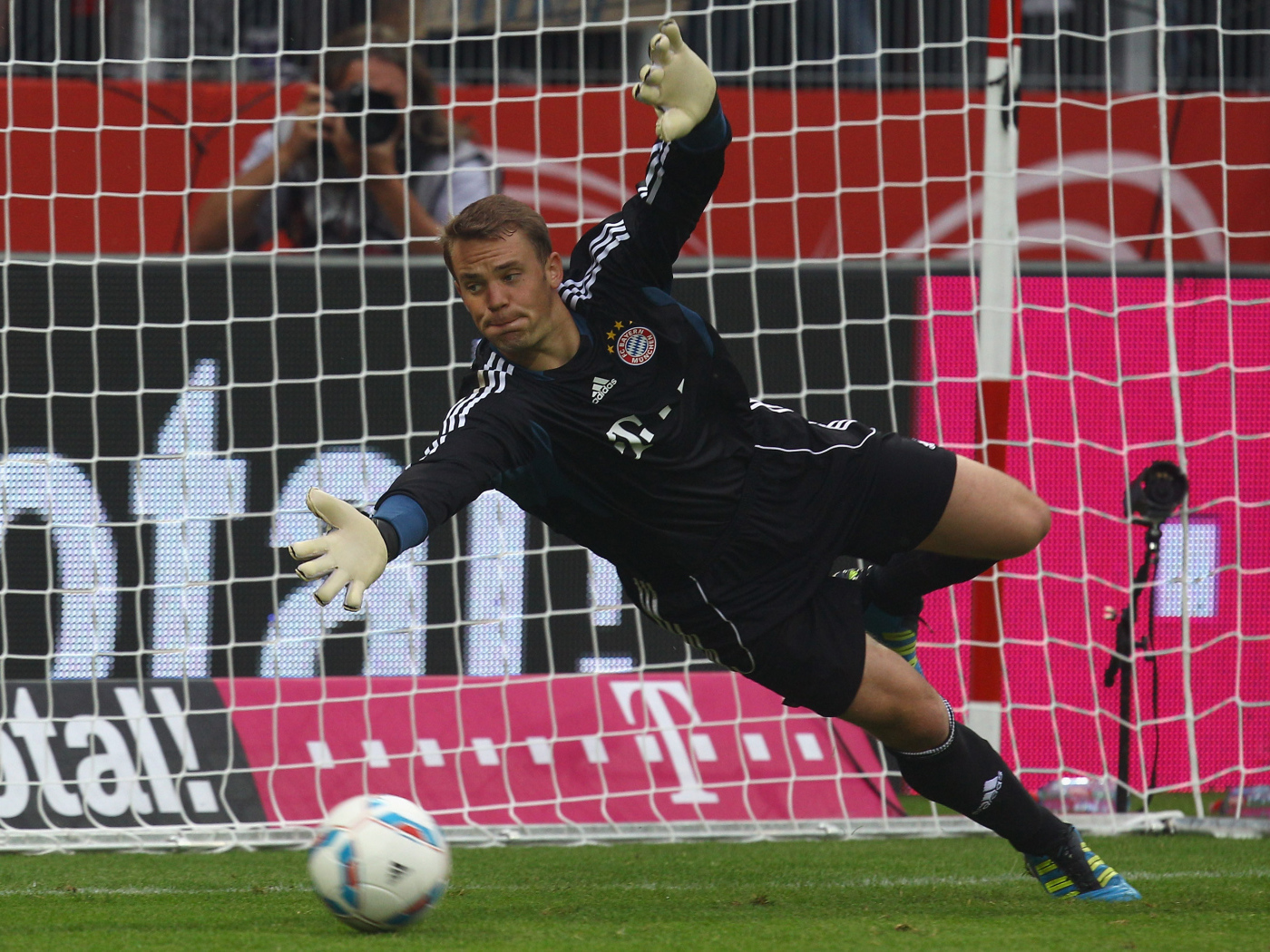 Футболист Баварии Мануэль Нойер ловит мяч