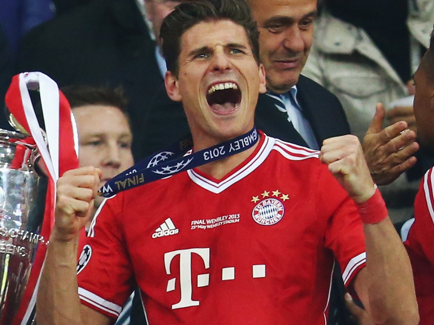 Футболист Фиорентины Марио Гомеса с медалью