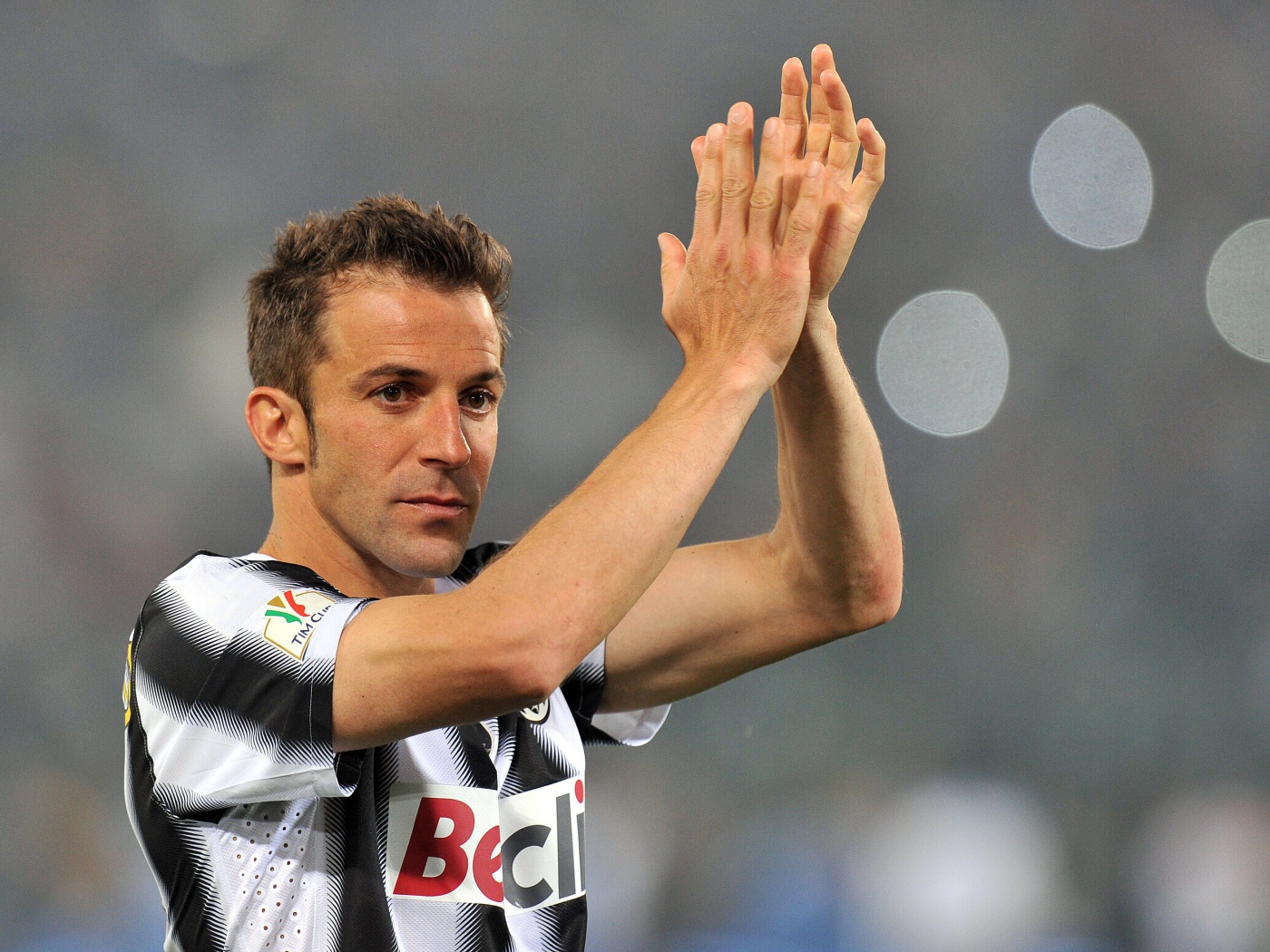 Футболист Сиднея Алессандро Дель Пьеро аплодирует своим поклонникам