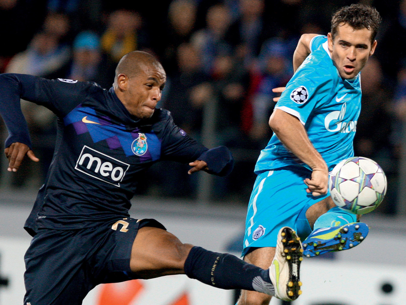 Нападающий Зенита Александр Кержаков борется за мяч