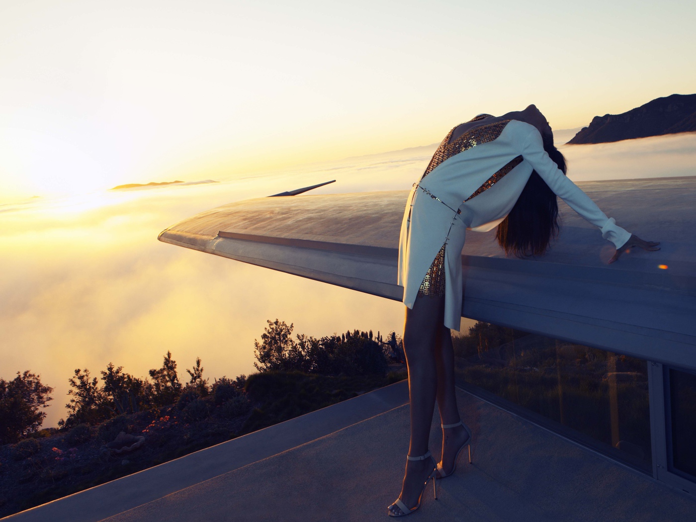 Девушка на крыше дома