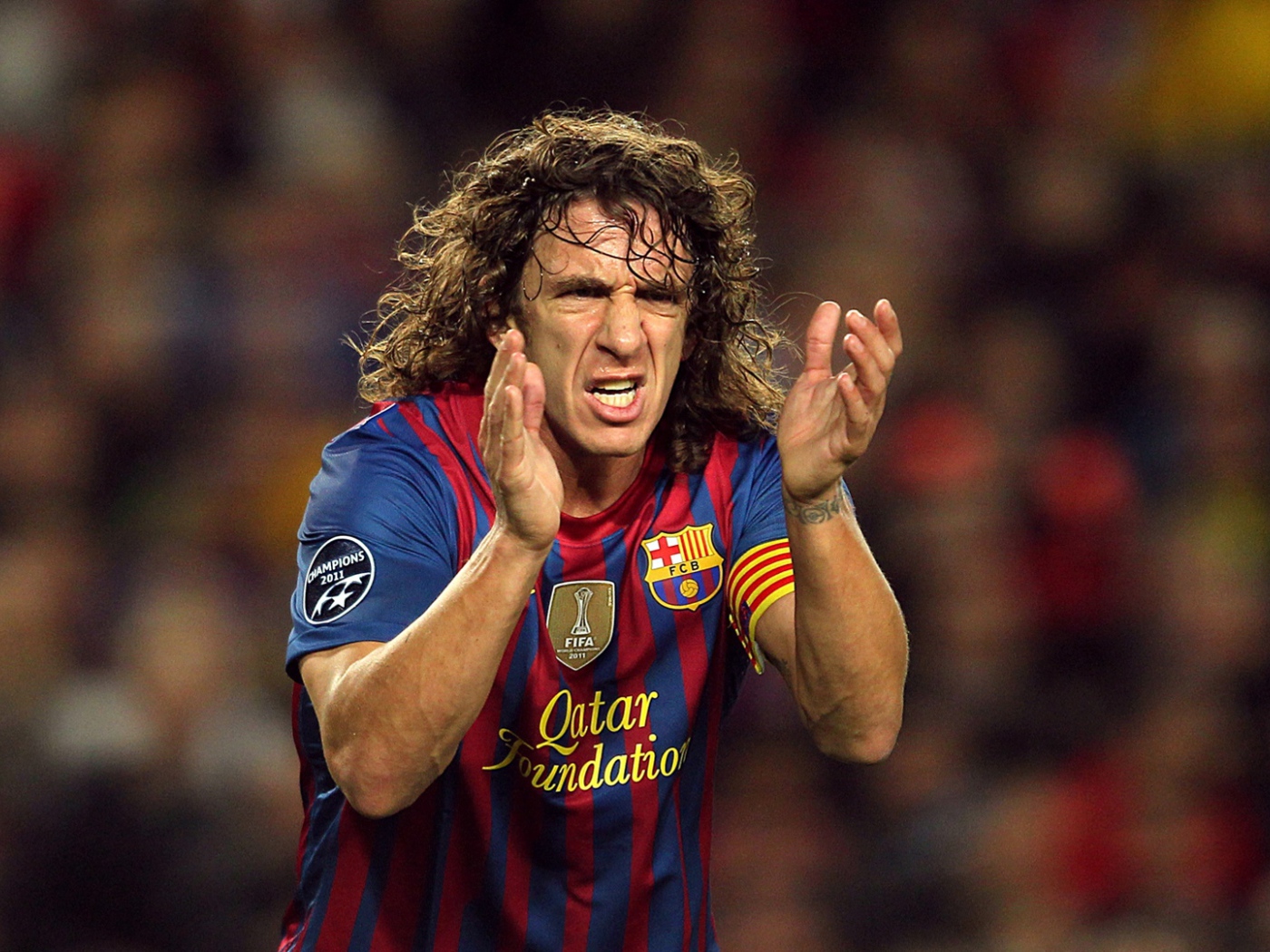 Игрок Барселоны Карлес Пуйоль аплодирует