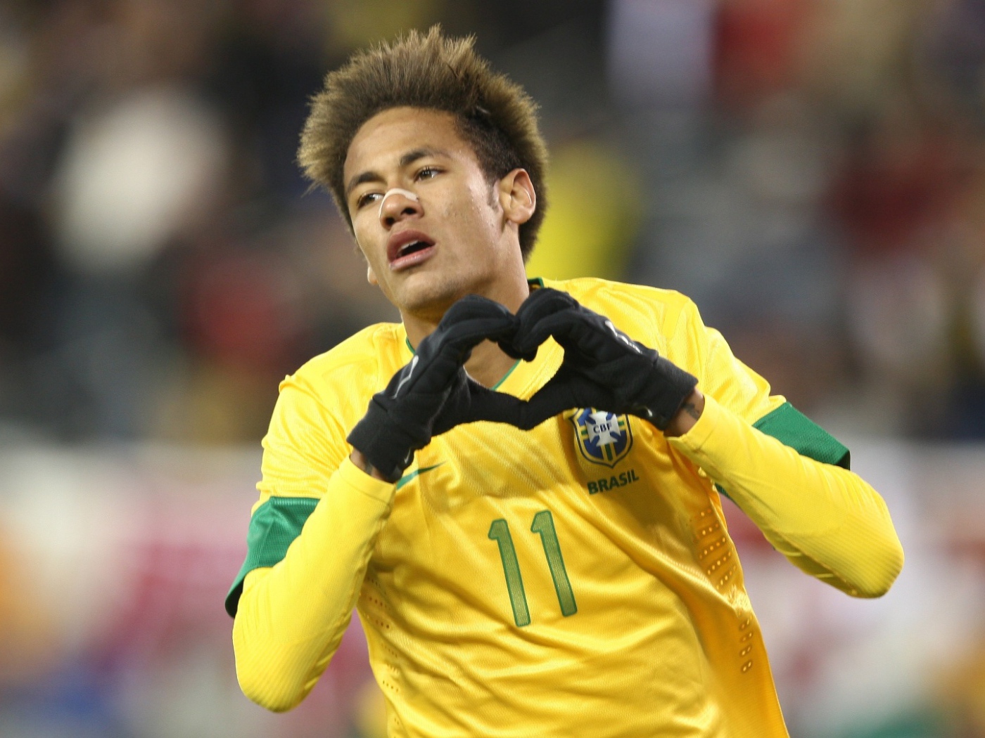 Игрок Барселоны Неймар показывает любовь