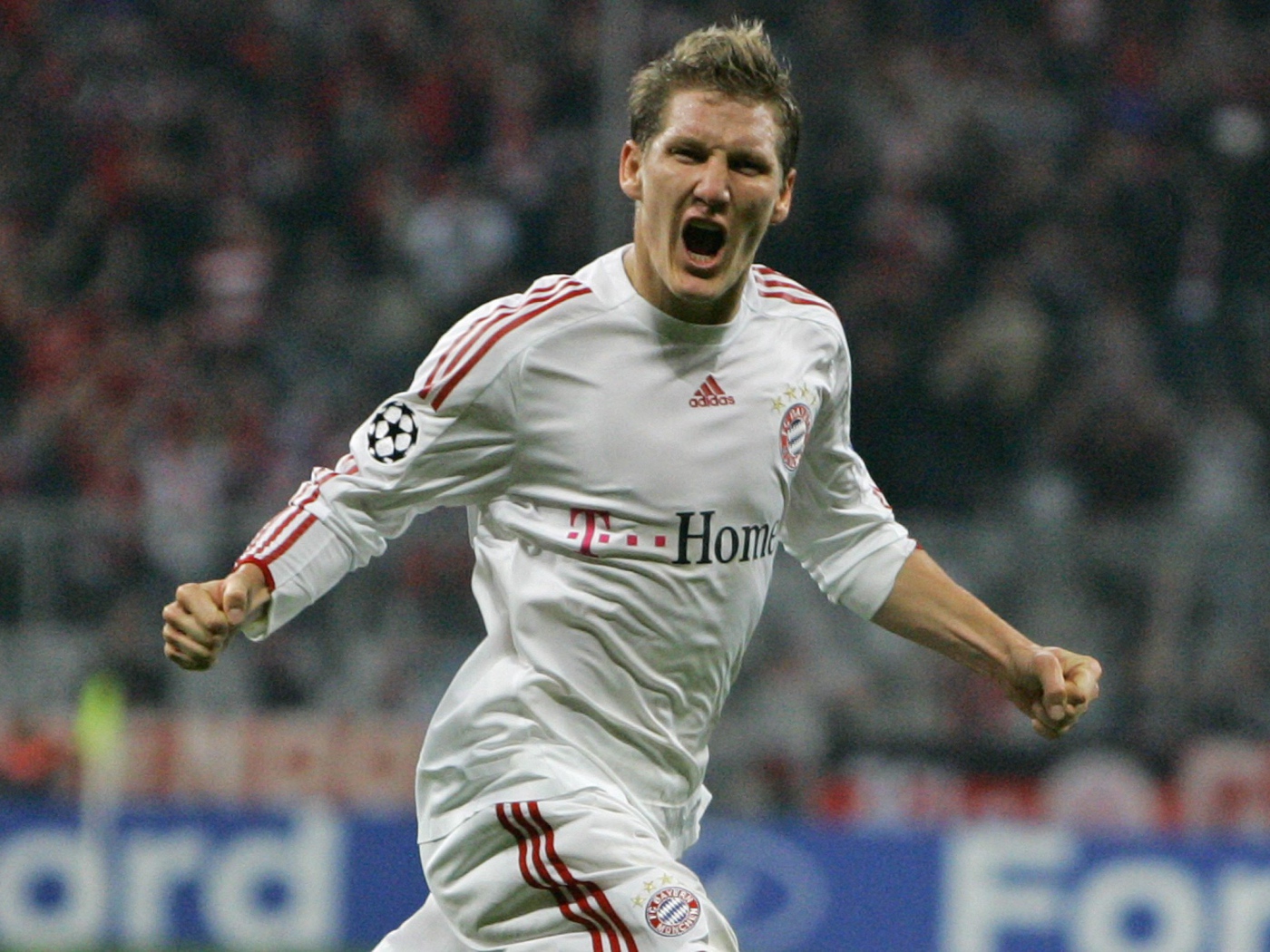 Игрок Баварии Бастиан Швайнштайгер на поле