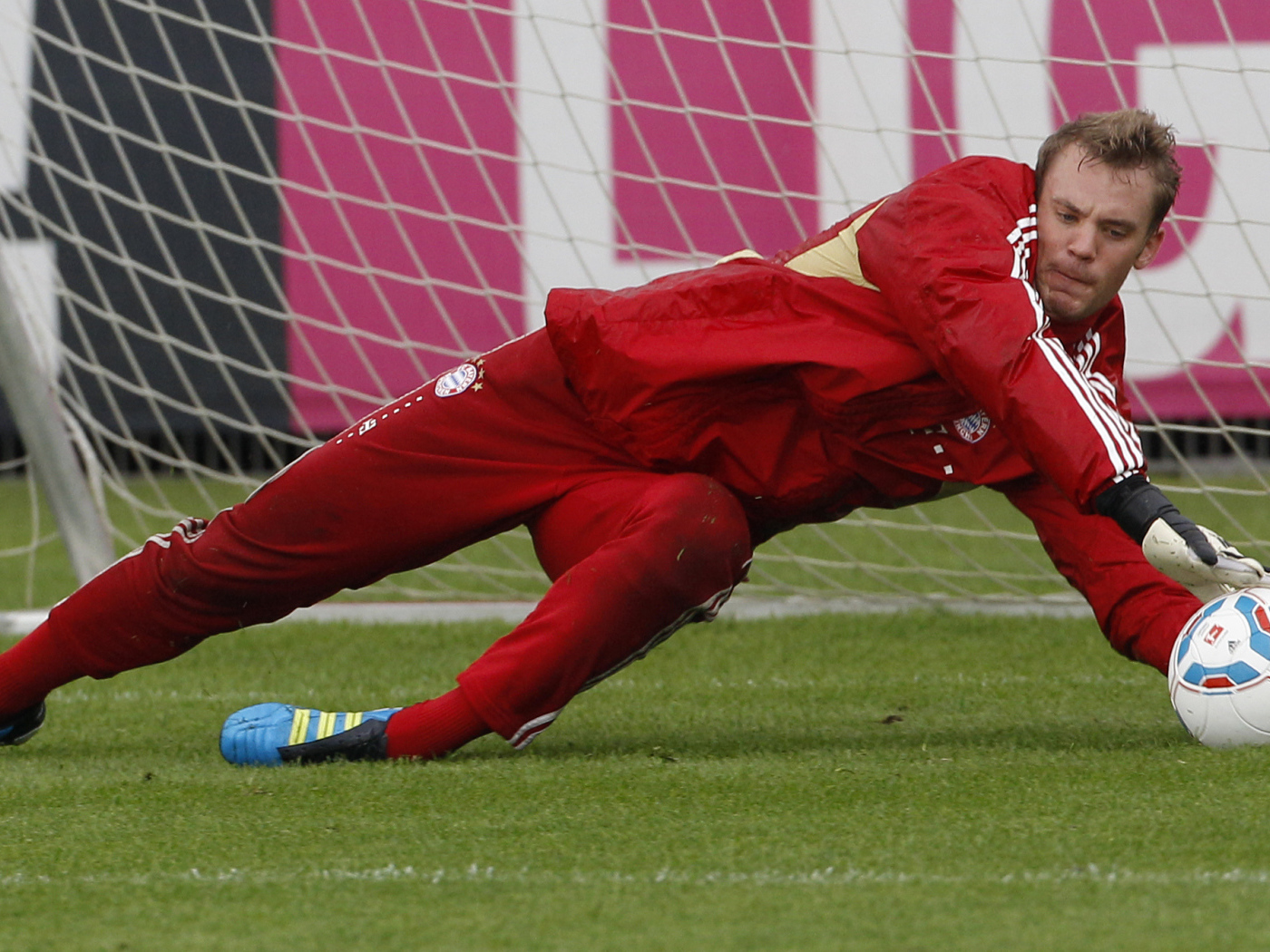 Игрок Баварии Мануэль Нойер защищает ворота