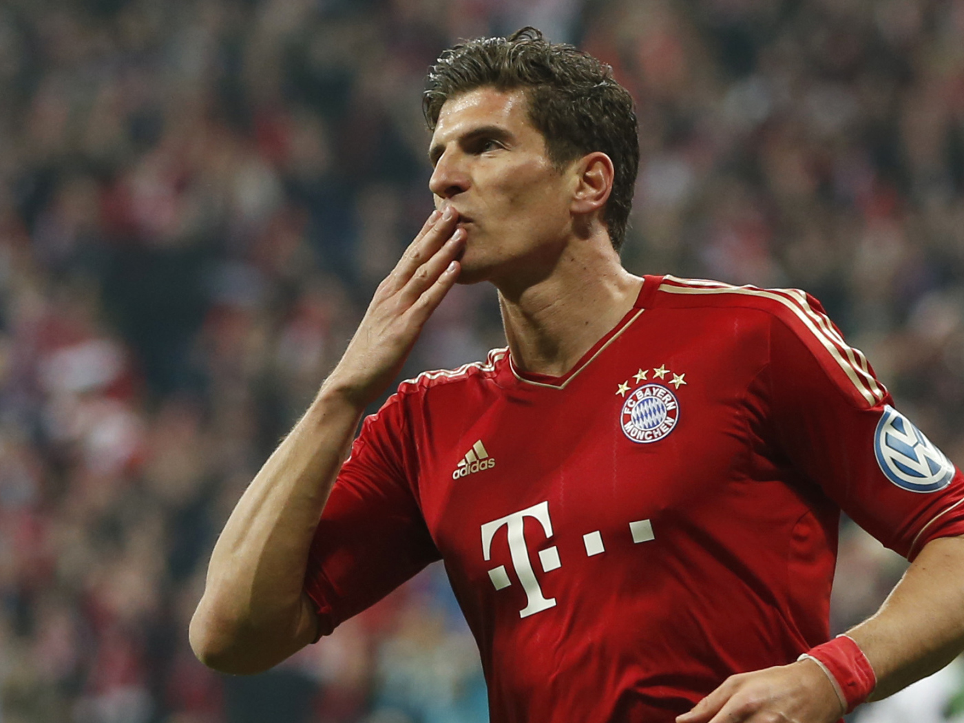 Игрок из Фиорентина Марио Гомес отправки летающий поцелуй