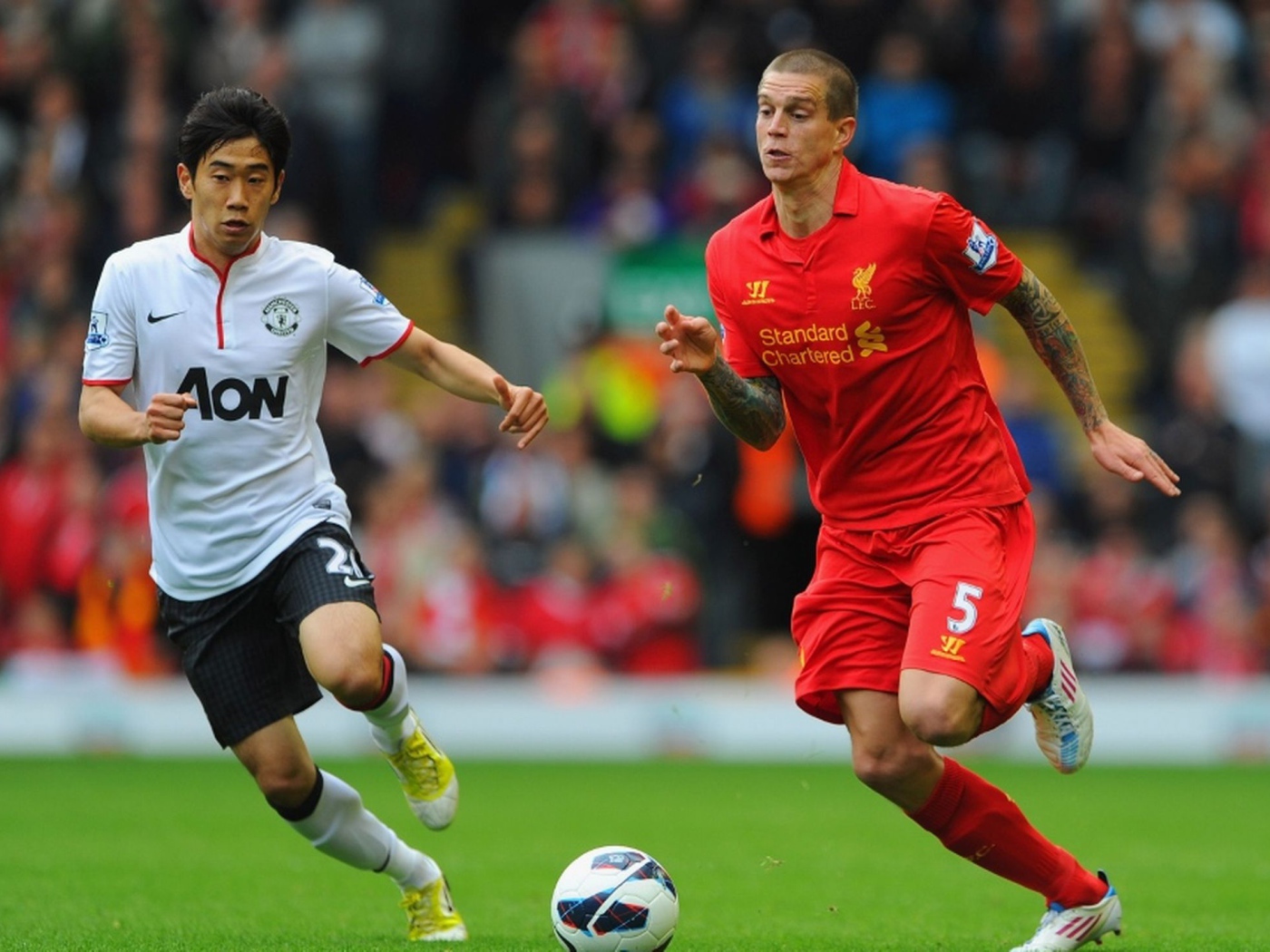 Игрок Ливерпуля Даниэль Аггер бежит вперед на мяч