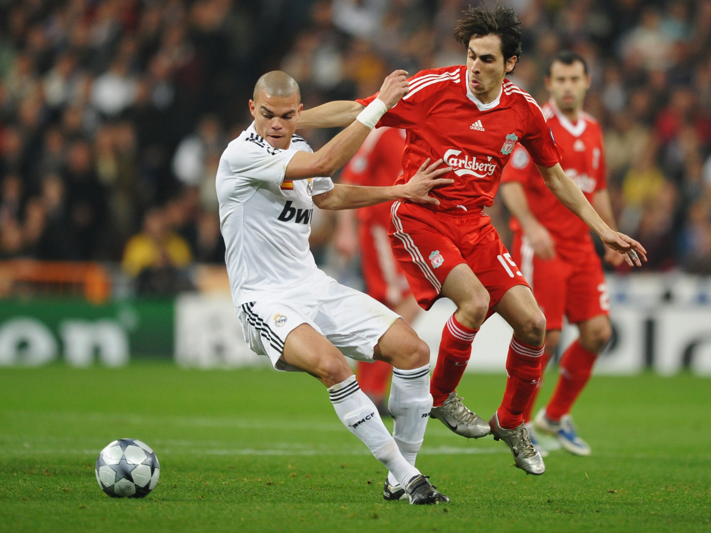 Игрок мадридского Реала Пепе защищает свои ворота