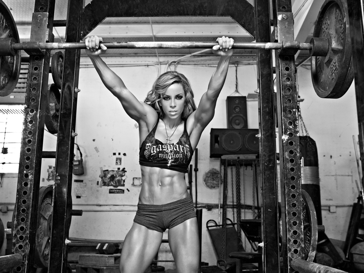 Штангистка, чёрно-белое фото