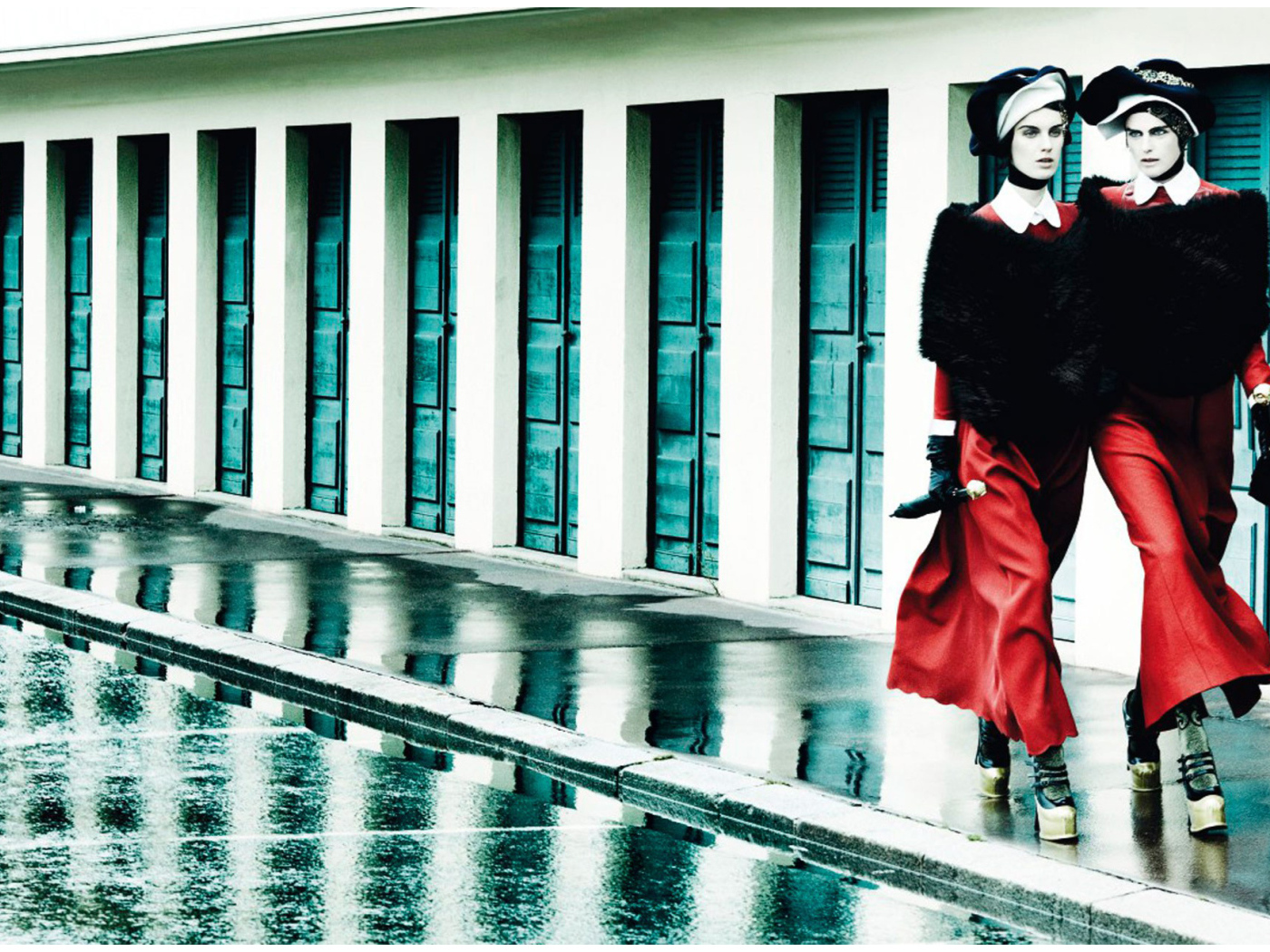 Фотография девушек идущих по улице